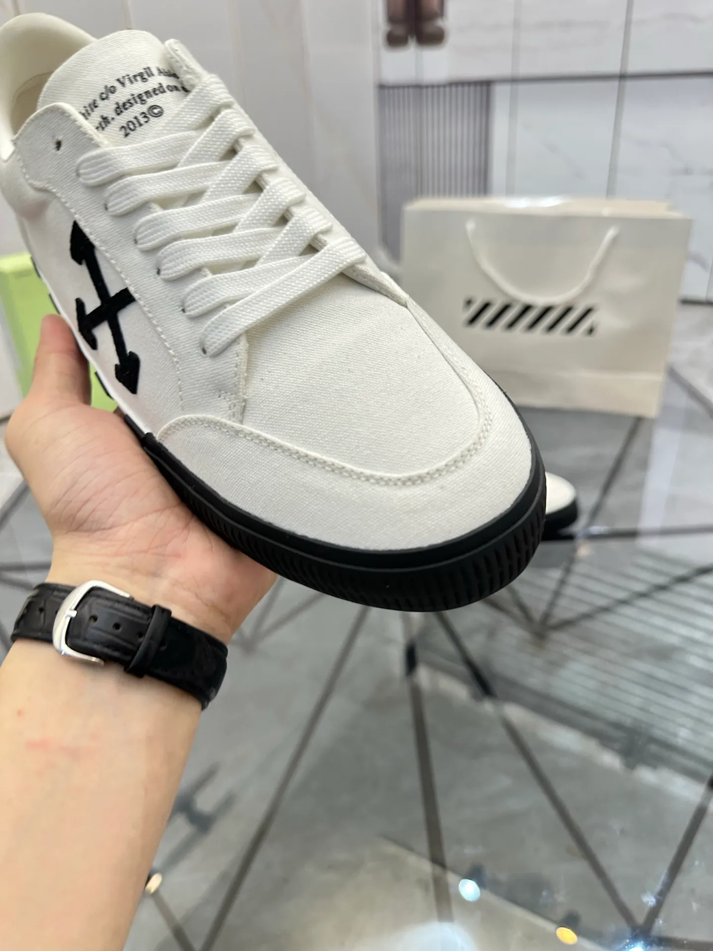 Selling men's shoes 💰: 💰P440¥ Product trademark: OFF WHITE *"OFF WHITE*" low-top casual shoes Regular size: 35-45 (can be customized to 46) Couple style Product materials: Original fabric from the upper counter, breathable lining, original outsole. No.: H203